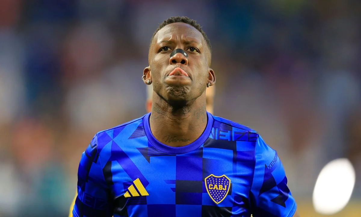 Luis Advíncula rescindió su contrato con Boca.