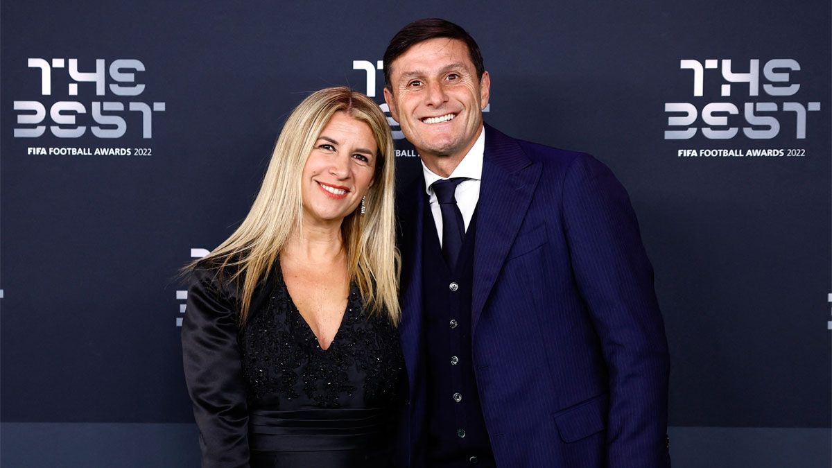 El ex jugador y vicepresidente del Inter, Javier Pupi Zanetti y su esposa, Paula.