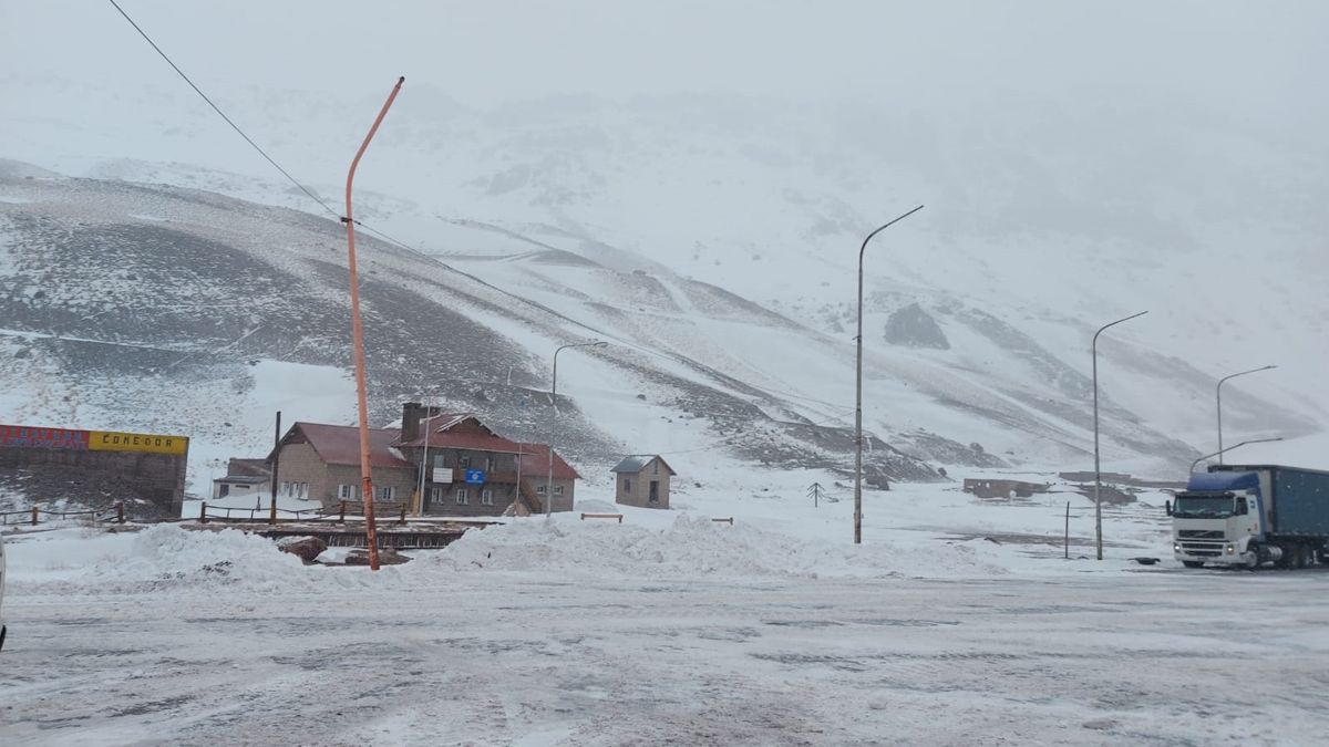 Este fin de semanas se han registrado muy fuertes nevadas en alta montaña, y por ellos las autoridades de Chile y Argentina decidieron cerrar el paso a Chile, en especial el sistema combinado Cristo Redentor, sobre Ruta 7.