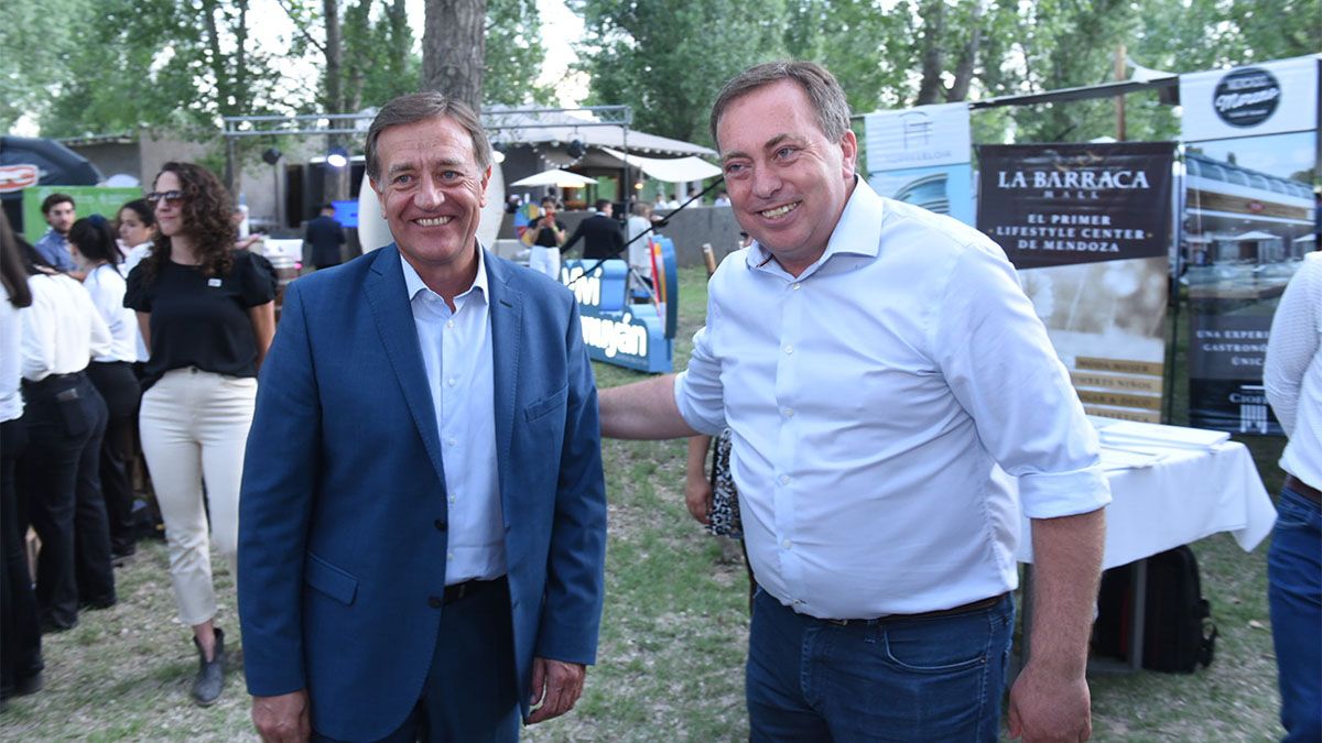 Sin grieta. Rodolfo Suarez junto al intendente de Tunuyán, Martín Aveiro (Frente de Todos).