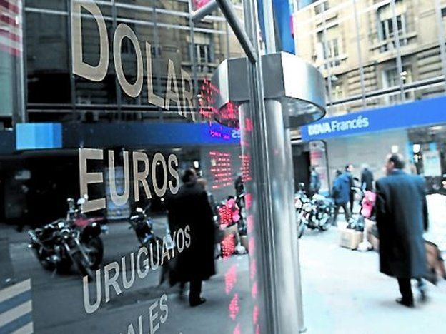 La cotización del dólar blue rozó los 10 pesos, el oficial trepó a 6 y el tarjeta ascendió a 7,20
