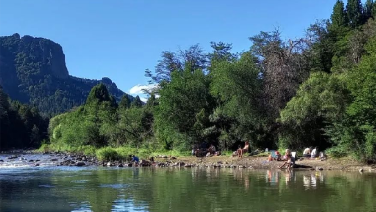 El soñado pueblito de montaña, a orillas de un lago y sin energía eléctrica: cómo llegar