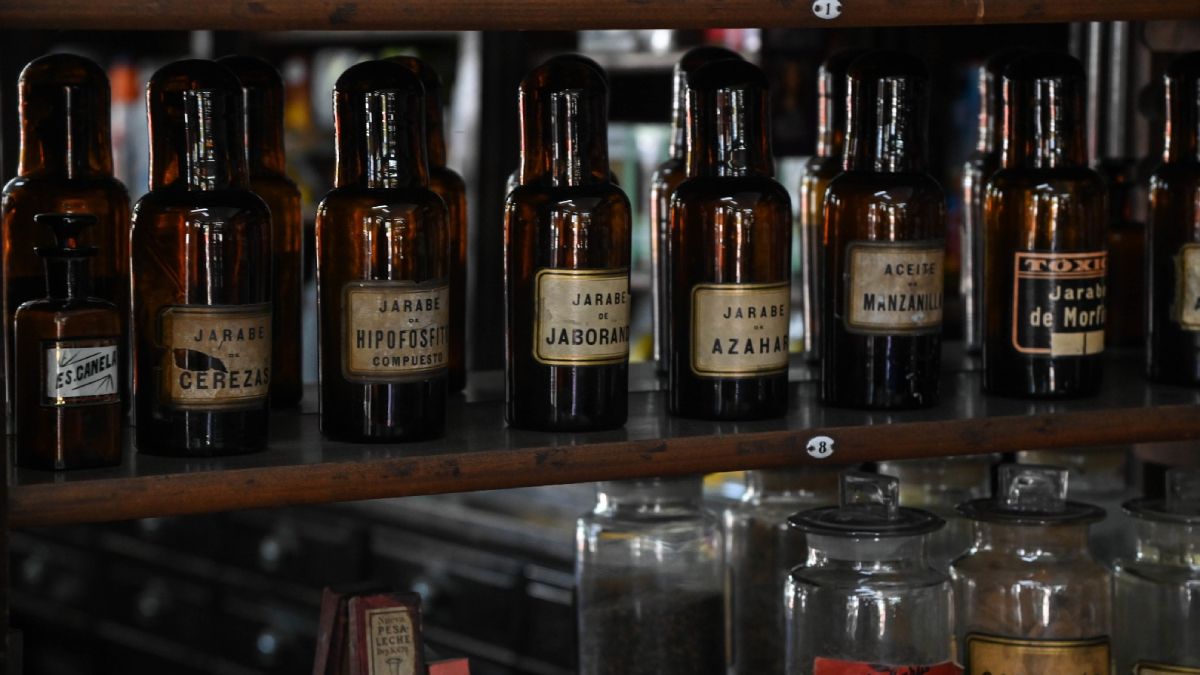 Los tradicionales frascos color caramelo para guardar los componentes de los remedios que se elaboraban en la propia farmacia con recetas magistrales.