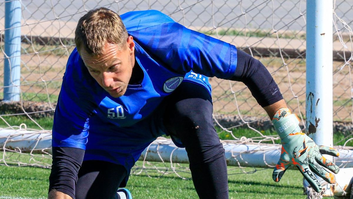 Diego Rodríguez le da seguridad al equipo en el arco. Diego Rodríguez le da seguridad al equipo en el arco.
