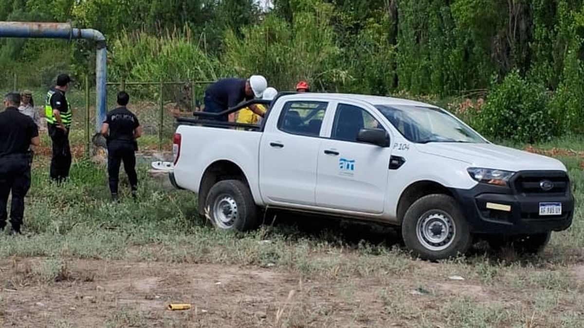 Personal de Aysam se sumó al operativo para tratar de saber su una persona cayó a un pozo en Maipú. Personal de Aysam se sumó al operativo para tratar de saber su una persona cayó a un pozo en Maipú.