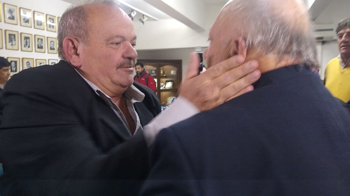 Carlos Suraci abraza a Omar Sperdutti