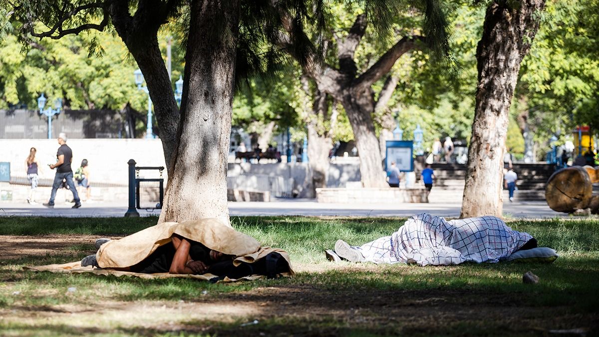 Solucionar el problema de los que viven en la calle demanda un accionar político que no debe desmarcarse un ápice de las normas y leyes contravencionales y de convivencia. Solucionar el problema de los que viven en la calle demanda un accionar político que no debe desmarcarse un ápice de las normas y leyes contravencionales y de convivencia.