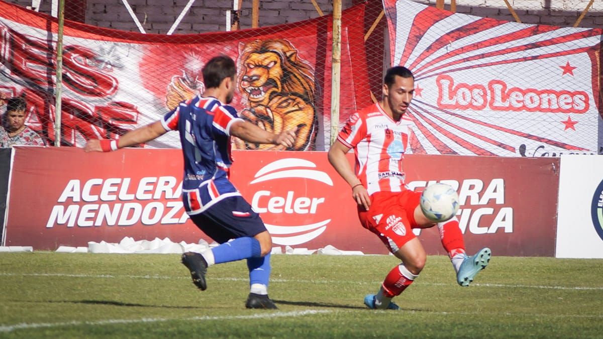 Sebastián Domínguez volvió a ser titular en el Albirrojo. Sebastián Domínguez volvió a ser titular en el Albirrojo.
