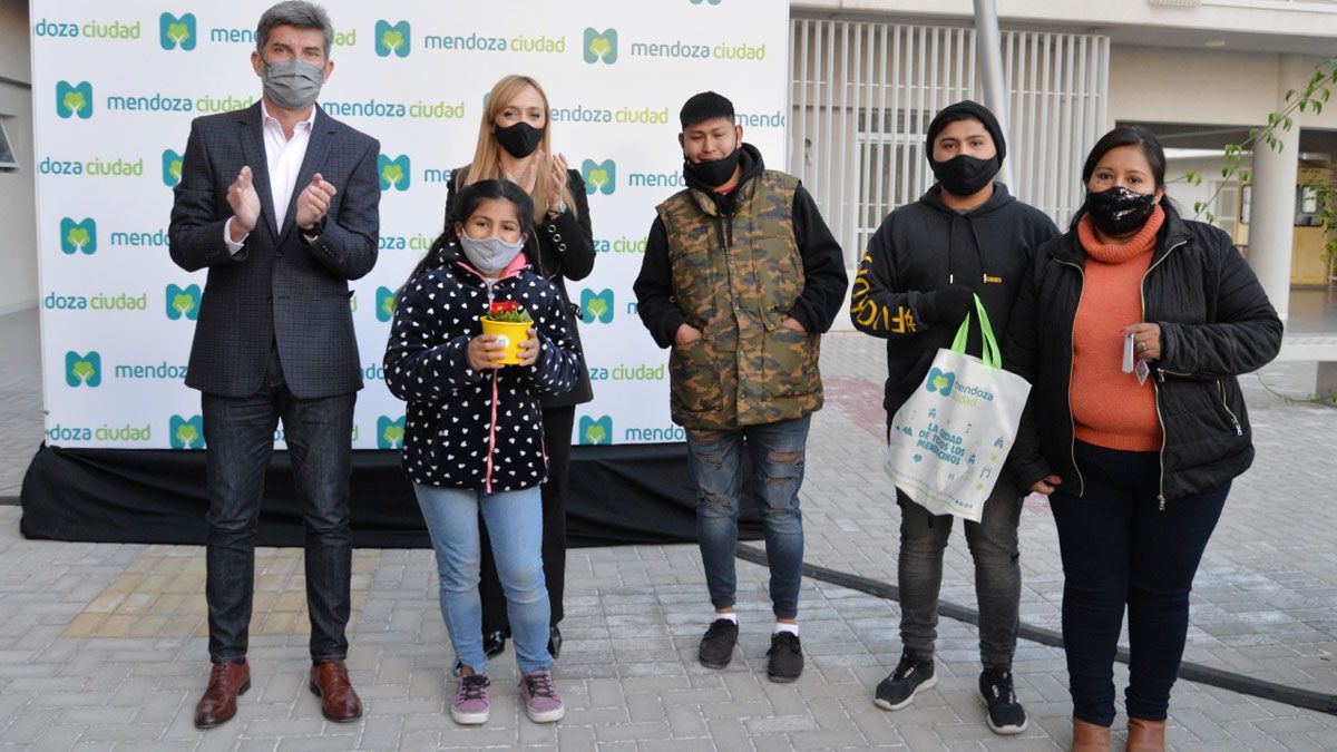 Sin grieta política: entregaron viviendas en 5 departamentos de Mendoza