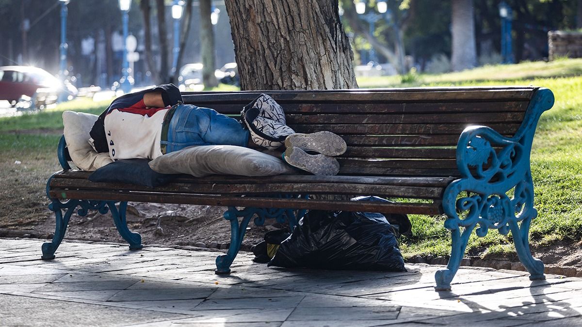 La Iglesia Católica advirtió que las frazadas y mantas que se les dan a las personas en situación de calle son tiradas a la basura