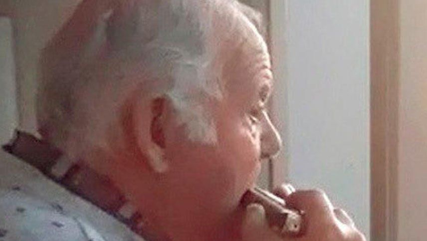 Un anciano con alzheimer toca la armónica y cree que los aplausos son para él