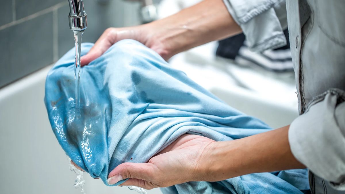 El infalible truco casero para sacar toda mancha de grasa de la ropa
