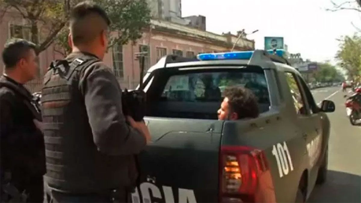 El vendedor ambulante quedó demorado y se le realizará una pericia psiquiátrica.