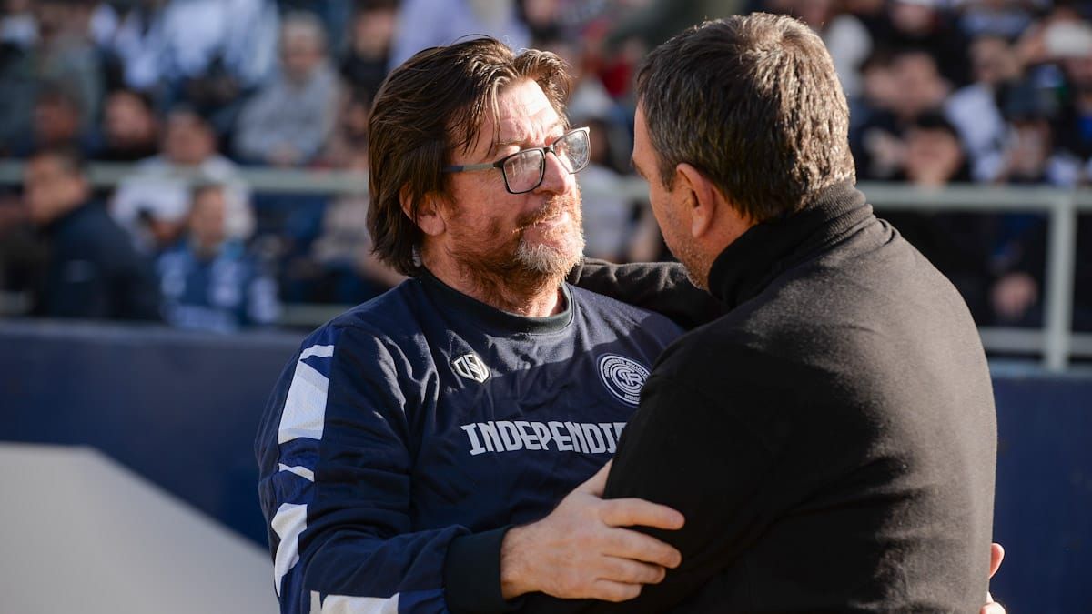 Alfredo Berti se saludó con Diego Osella, el DT de Chaco For Ever. Alfredo Berti se saludó con Diego Osella, el DT de Chaco For Ever.