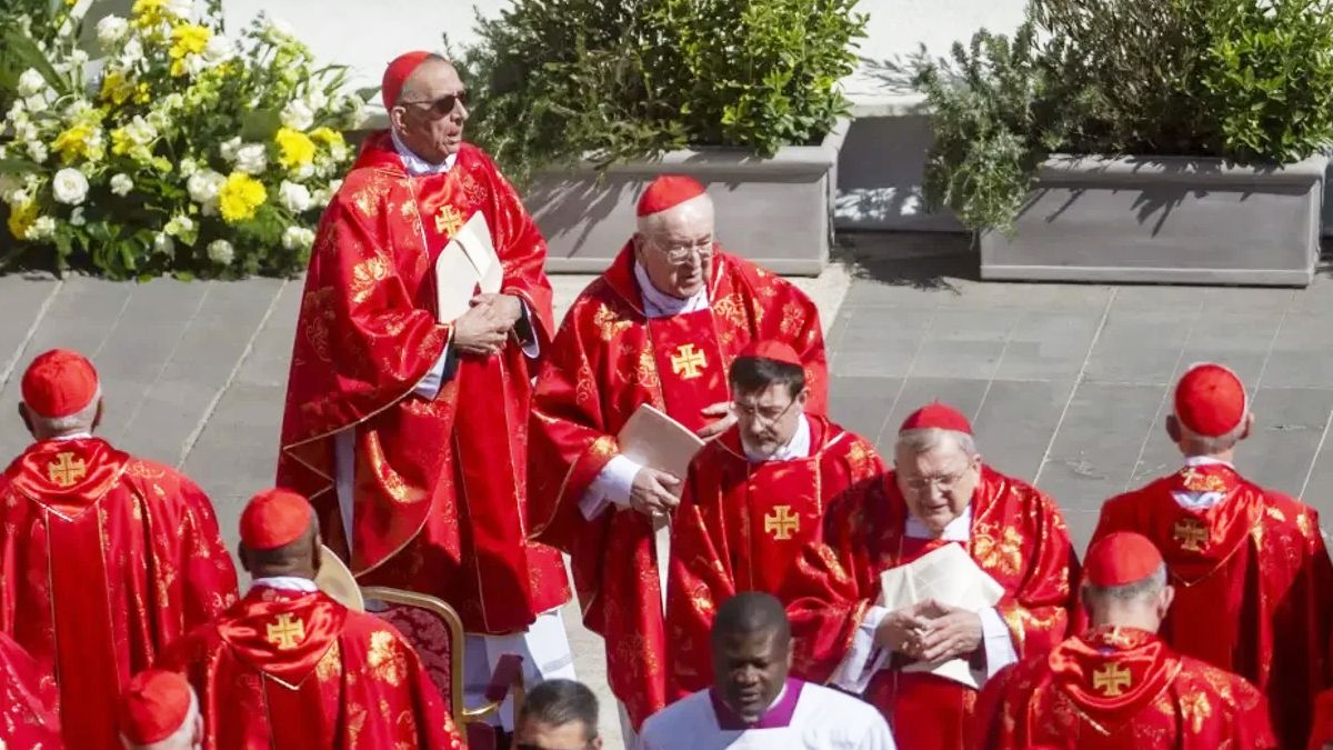 Un grupo de cardenales se dirigió este domingo a la Basílica de Santa María la Mayor para rendir homenaje al papa Francisco.