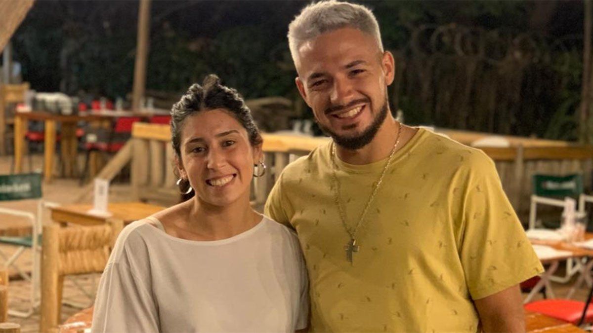 Matías Persia  posa con su novia Carol.