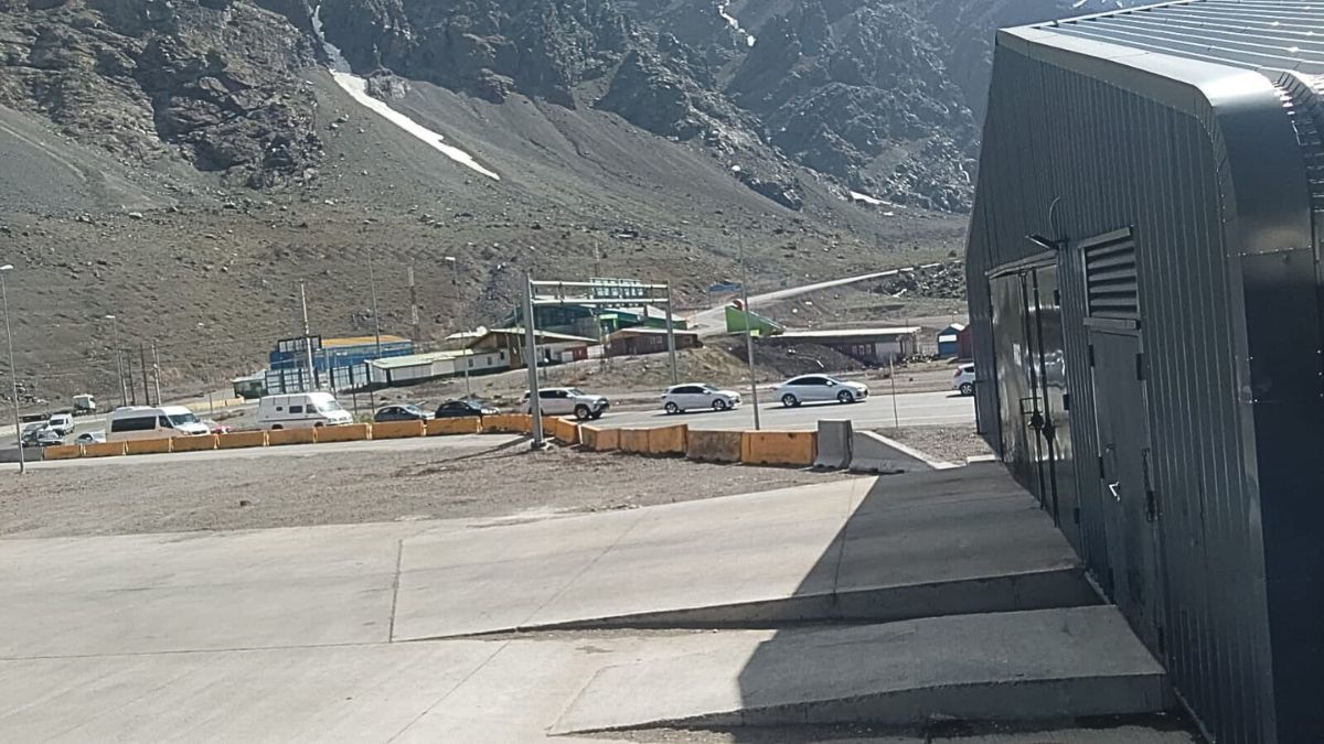 Mucho movimiento en el paso a Chile este fin de semana, pero no hubo casi demoras en la Aduana. Mucho movimiento en el paso a Chile este fin de semana, pero no hubo casi demoras en la Aduana.