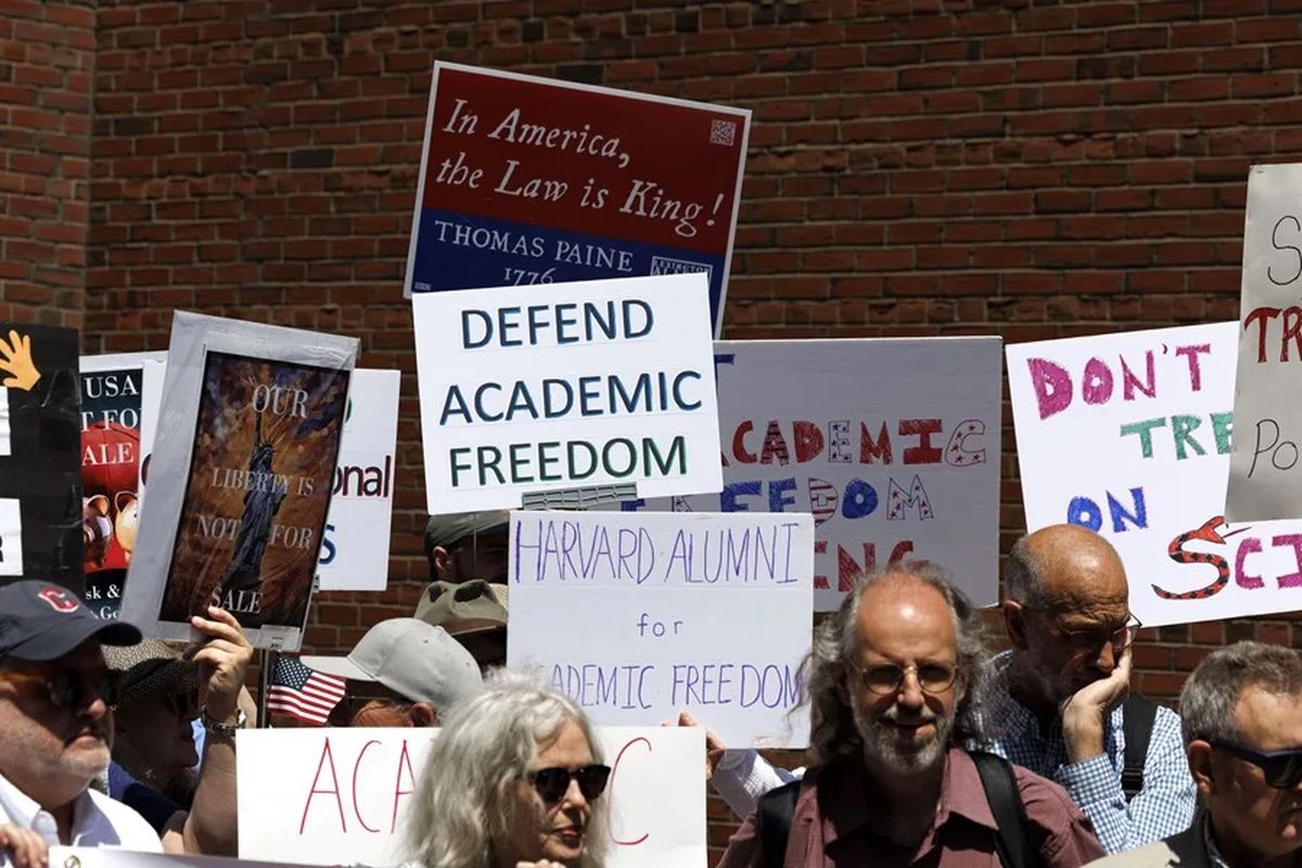 Una jueza federal falló a favor de la universidad. Personas muestran su apoyo a Harvard afuera de un tribunal de Boston, Massachusetts, Estados Unidos (Archivo). Crédito: EFE/Cj Gunther. Una jueza federal falló a favor de la universidad. Personas muestran su apoyo a Harvard afuera de un tribunal de Boston, Massachusetts, Estados Unidos (Archivo). Crédito: EFE/Cj Gunther.