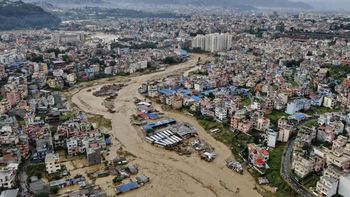 Una inundación en Nepal dejó al menos 95 muertos y cientos de desaparecidos