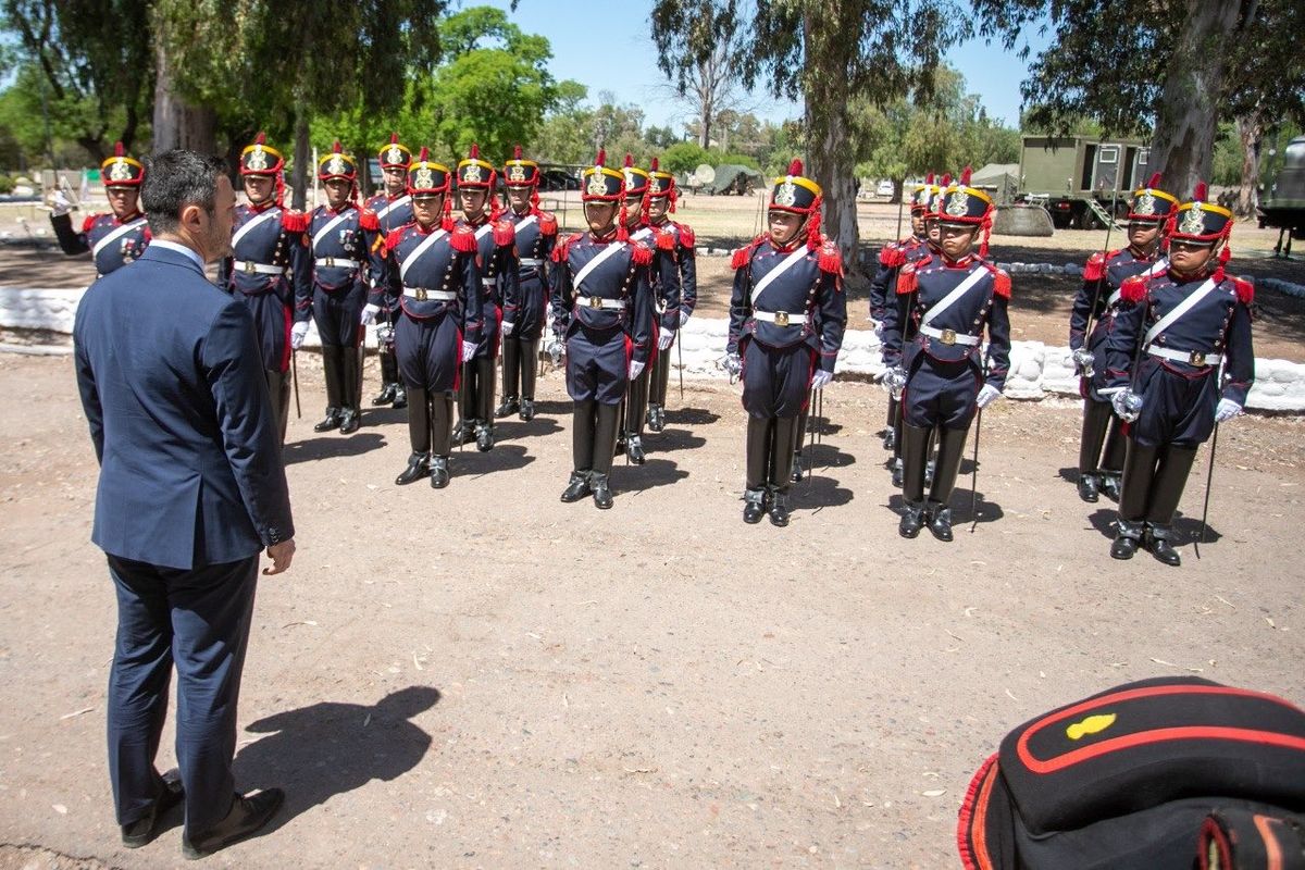 Los Granaderos junto al ministro de Defensa Luis Petri en Mendoza.