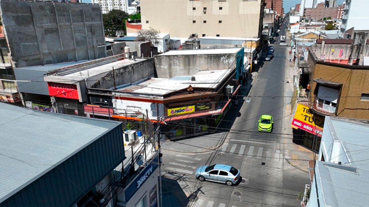 Los ladrones desactivaron la alarma del local y accedieron a una caja fuerte que abrieron con un taladro.