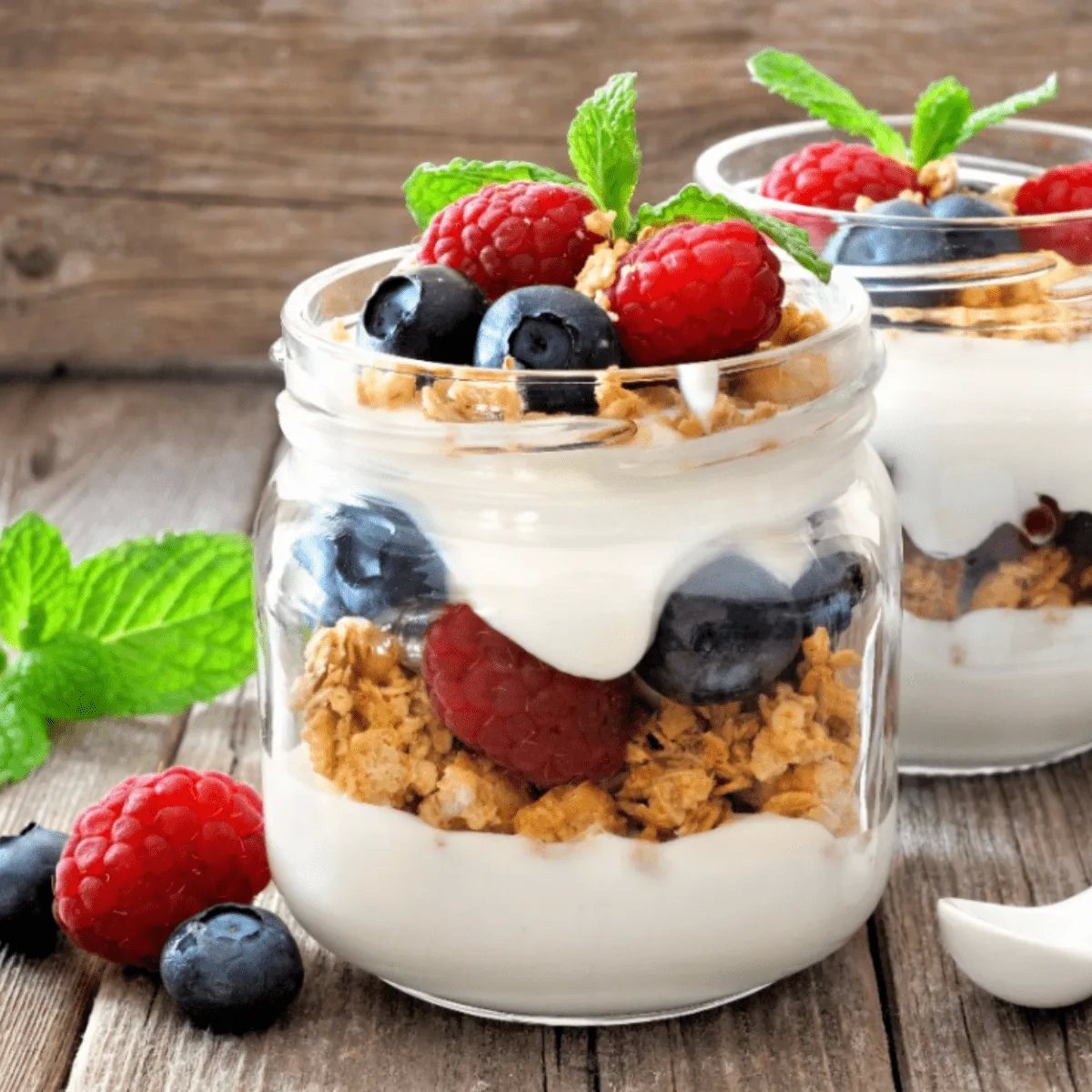 Yogur griego con frutas. Yogur griego con frutas. Exquisito y saludable para empezar el día.