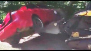 Se enfureció y destruyó el Audi A4 de su hija para castigarla