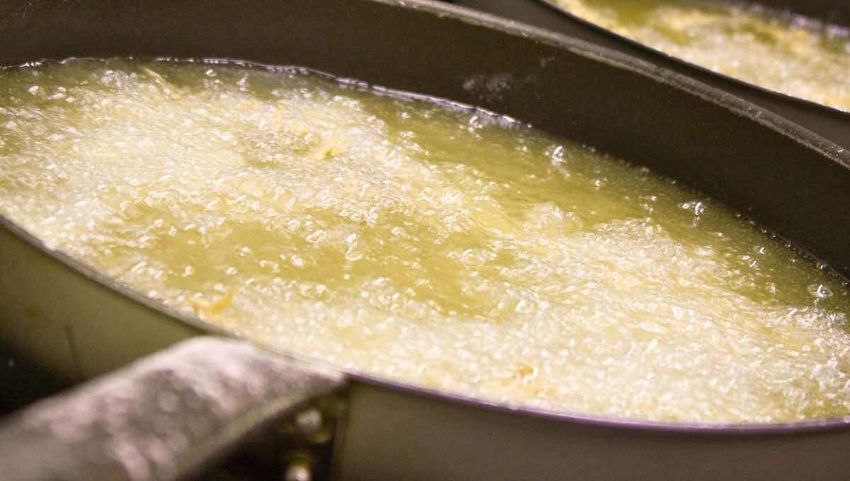 Para quitar las manchas de aceite de las hornallas puedes usar vinagre o bicarbonato de sodio Para quitar las manchas de aceite de las hornallas puedes usar vinagre o bicarbonato de sodio