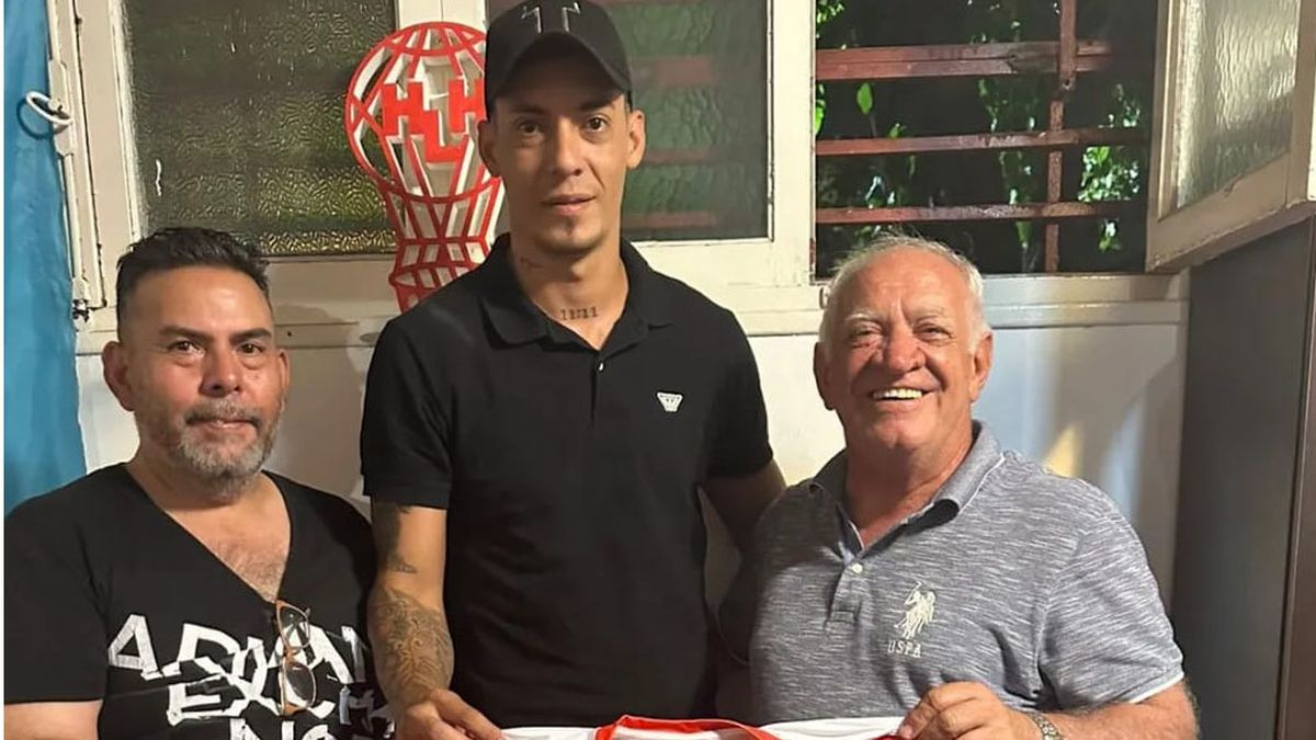 Pablo Palacios Alvarenga está junto a las máximas autoridades de Huracán Las Heras, el vicepresidente Dante Ponce y el presidente Rafael Giardini.