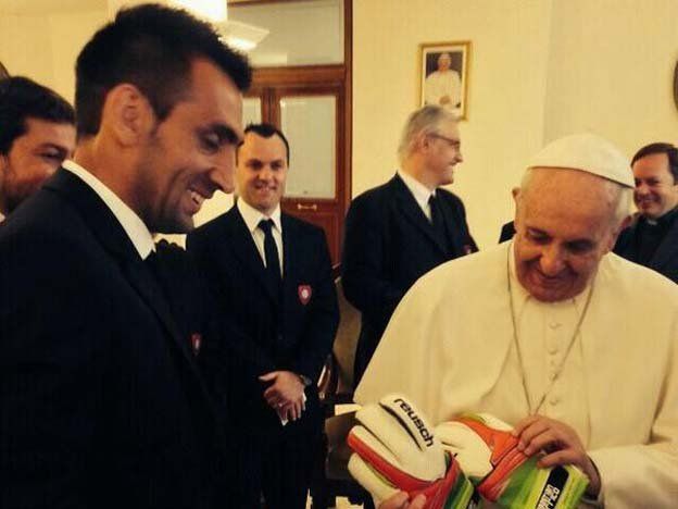 Sebastián Torrico le llevó al papa Francisco sus guantes de campeón con San Lorenzo.