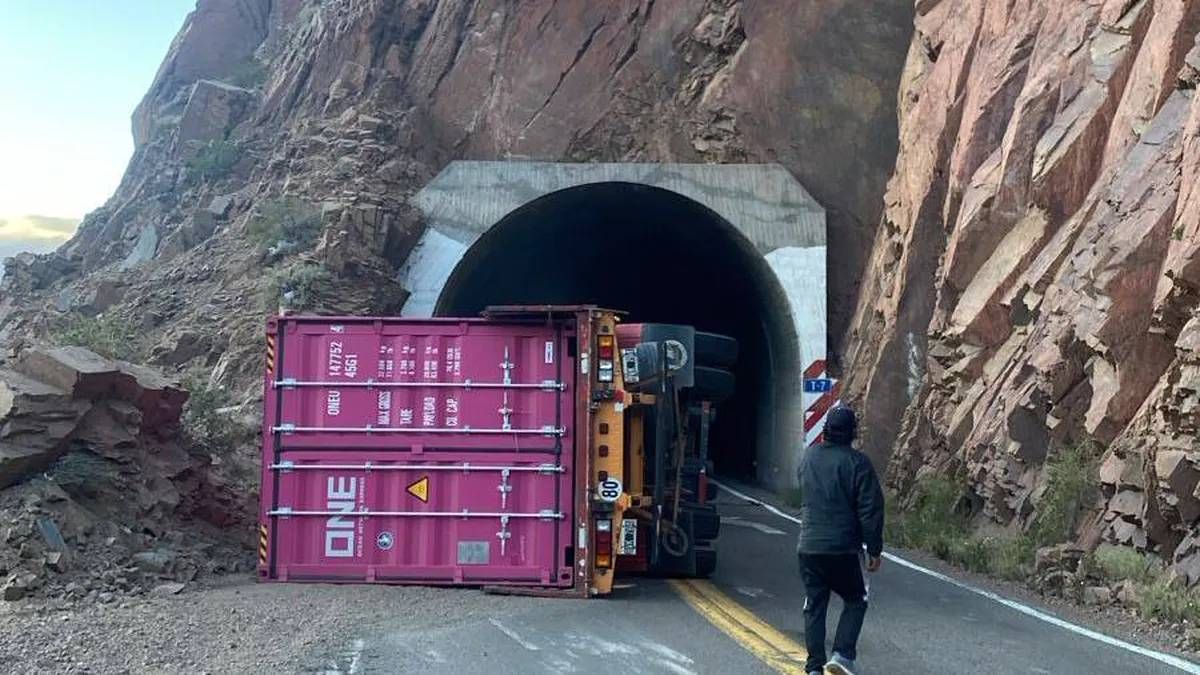 El chofer del camión que se accidentó en el túnel 7 en la alta montaña murió en el lugar. Tenía 42 años y era oriundo de Maipú. El chofer del camión que se accidentó en el túnel 7 en la alta montaña murió en el lugar. Tenía 42 años y era oriundo de Maipú.