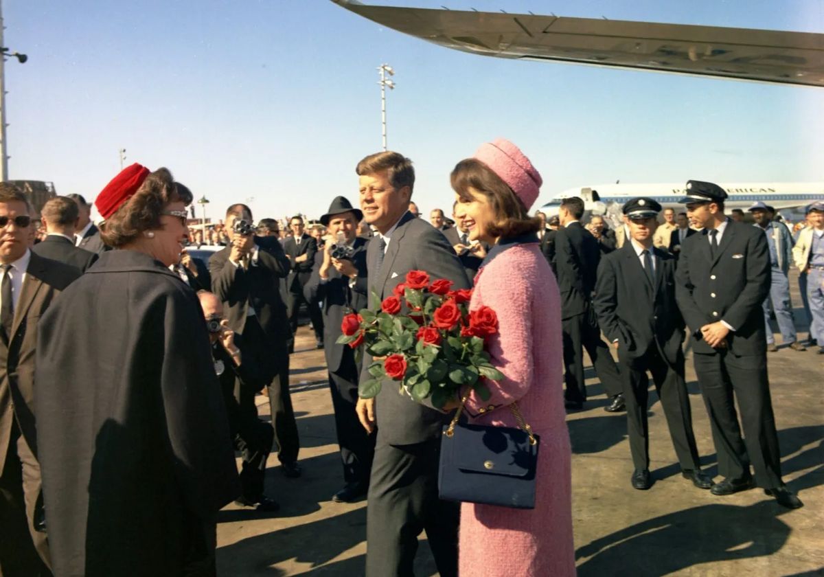 El presidente John F. Kennedy y su esposa, la primera dama Jacqueline B. Kennedy, a su llegada el 22 de noviembre de 1963 a Dallas, Texas en Estados Unidos. Crédito: EFE/ Biblioteca y Museo Presidencial de John F. Kennedy /Cecil Stoughton. El presidente John F. Kennedy y su esposa, la primera dama Jacqueline B. Kennedy, a su llegada el 22 de noviembre de 1963 a Dallas, Texas en Estados Unidos. Crédito: EFE/ Biblioteca y Museo Presidencial de John F. Kennedy /Cecil Stoughton.