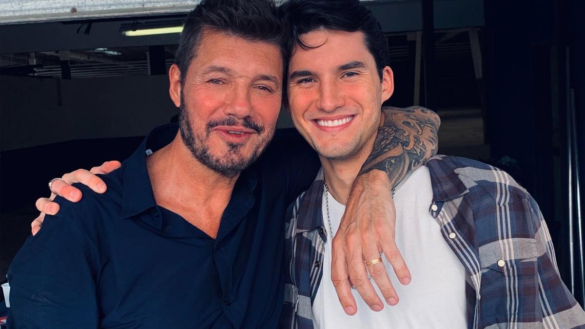 Marcelo Tinelli posando con su hijo varón mayor