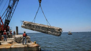 Tiraron 20.000 toneladas de un puente al océano: el insólito destino que encontraron para el hormigón