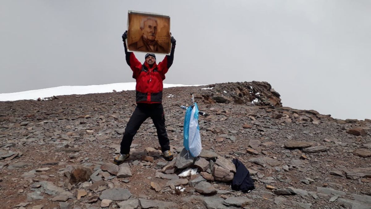 Cada pisada en la cima del Aconcagua se convirtió en la posibilidad de hacer diferentes homenajes desde el techo de América. En este caso, a San Martín por el bicentenario del Cruce de Los Andes. Cada pisada en la cima del Aconcagua se convirtió en la posibilidad de hacer diferentes homenajes desde el techo de América. En este caso, a San Martín por el bicentenario del Cruce de Los Andes.