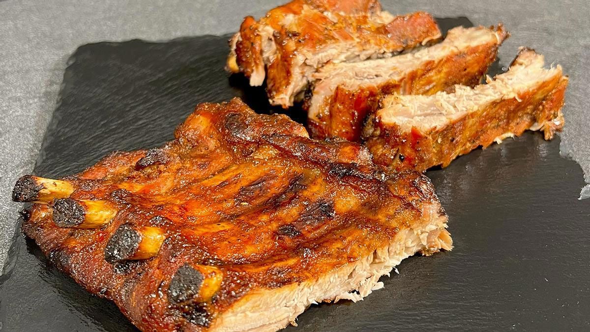 Las costillas de cerdo es un corte de carne bastante accesible para el asado.