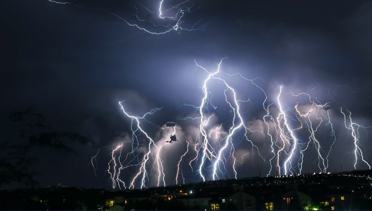 Los satélites pueden detectar este fenómeno eléctrico desde decenas de kilómetros de distancia, debido a su intensidad y regularidad. Los satélites pueden detectar este fenómeno eléctrico desde decenas de kilómetros de distancia, debido a su intensidad y regularidad.