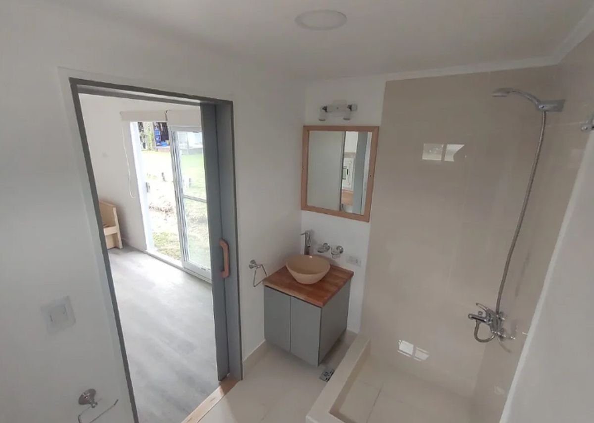 As&iacute; es el ba&ntilde;o de la casa contenedor que venden en Mercado Libre.&nbsp;