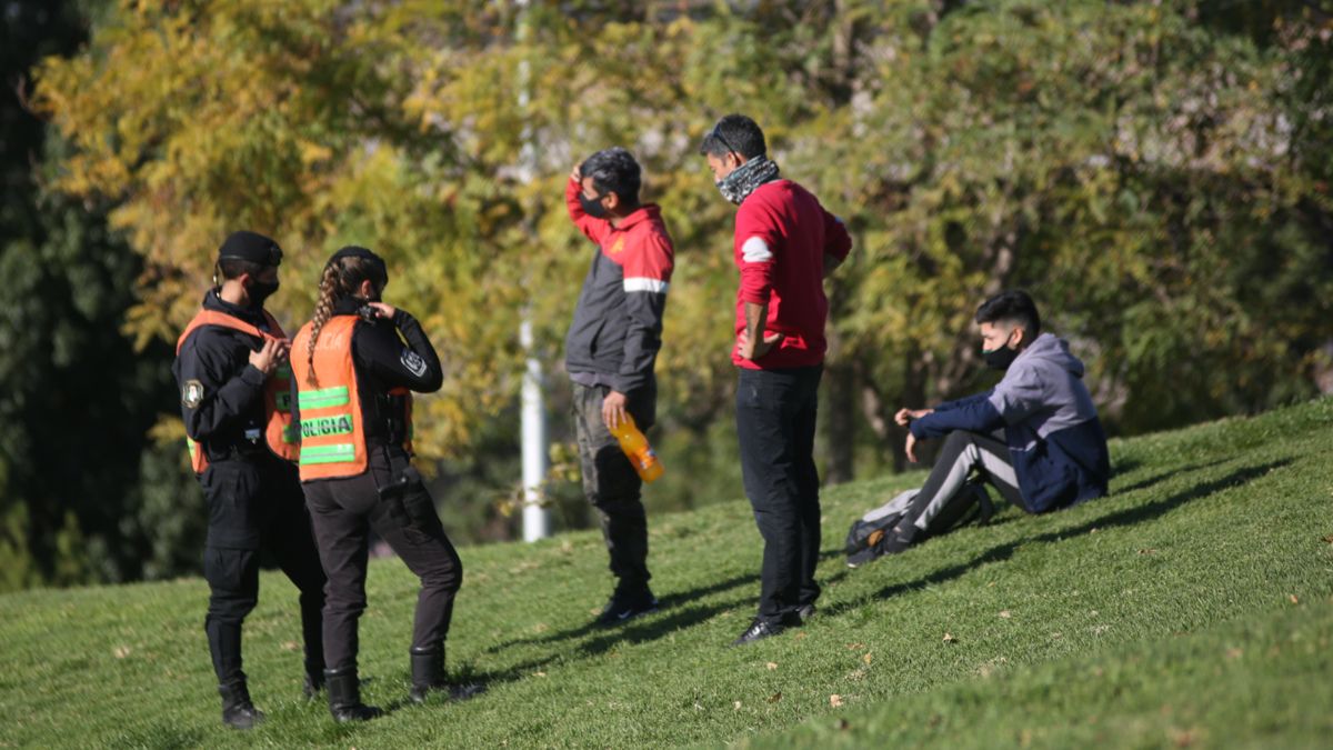 Controles policiales se vieron en los espacios verdes de Mendoza.