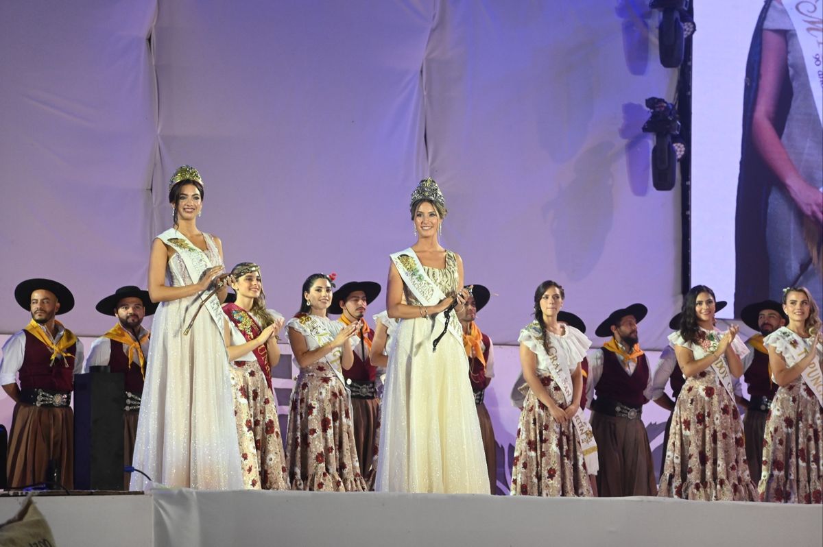 La reina y virreina de la Vendimia, Alejandrina Funes y Sof&iacute;a Perfumo disfrutaron de la &uacute;ltima Bendici&oacute;n de los Frutos como soberanas.