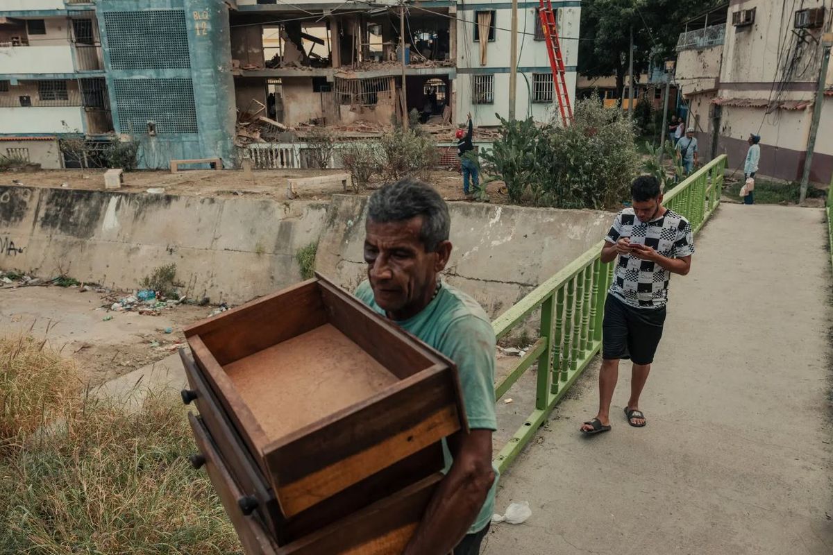 Imagen publicada por The New York Times de un complejo de departamentos en Venezuela afectado por el ataque de Estados Unidos.