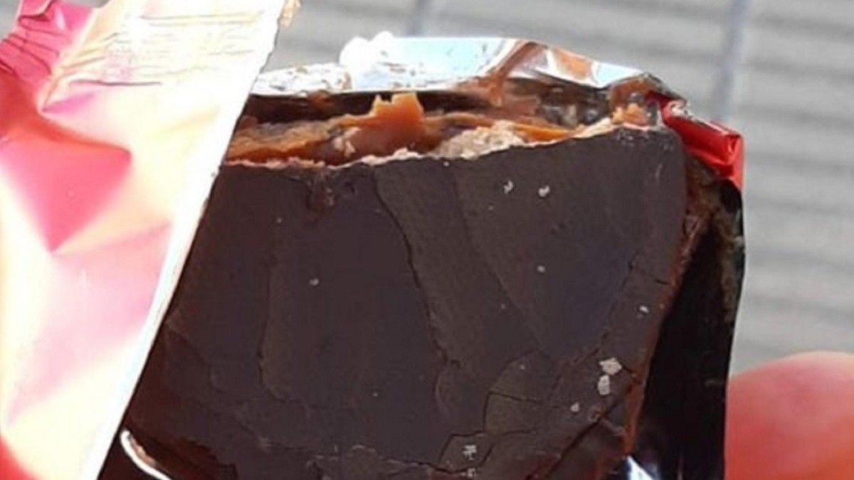 Vino de más. Compró un alfajor y encontró una agradable sorpresa.