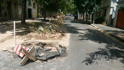 Dos obras sin tapar ocupan mitad de la calle