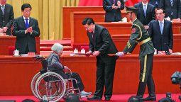 En una reunión en Beijing el 25 de febrero para marcar los logros del país en el alivio de la pobreza y reconocer a los modelos a seguir en dicha causa, el presidente Xi Jinping presenta un certificado a Xia Sen, de 97 años, quien donó más de 2 millones de yuanes (u$s 310.000) a escuelas rurales para ayudar a 182 estudiantes a matricularse en universidades. FENG YONGBIN / CHINA DAILY &nbsp;