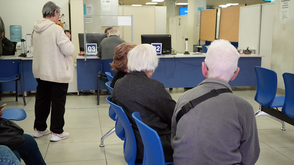 Los años de servicios y la edad de la persona son requisitos para poder comenzar el trámite de la jubilación. Esto puede variar según la actividad y las características del trabajador. Los años de servicios y la edad de la persona son requisitos para poder comenzar el trámite de la jubilación. Esto puede variar según la actividad y las características del trabajador.