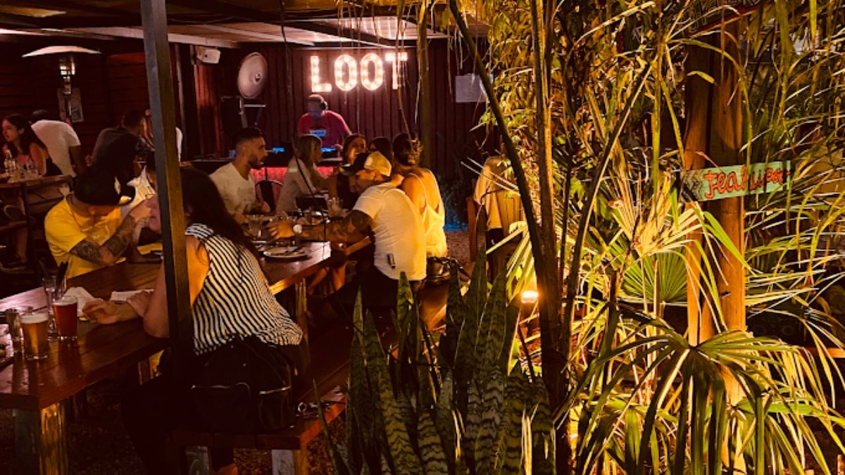 El bodegón tiene la típica vista de un bar cervecero. El bodegón tiene la típica vista de un bar cervecero.