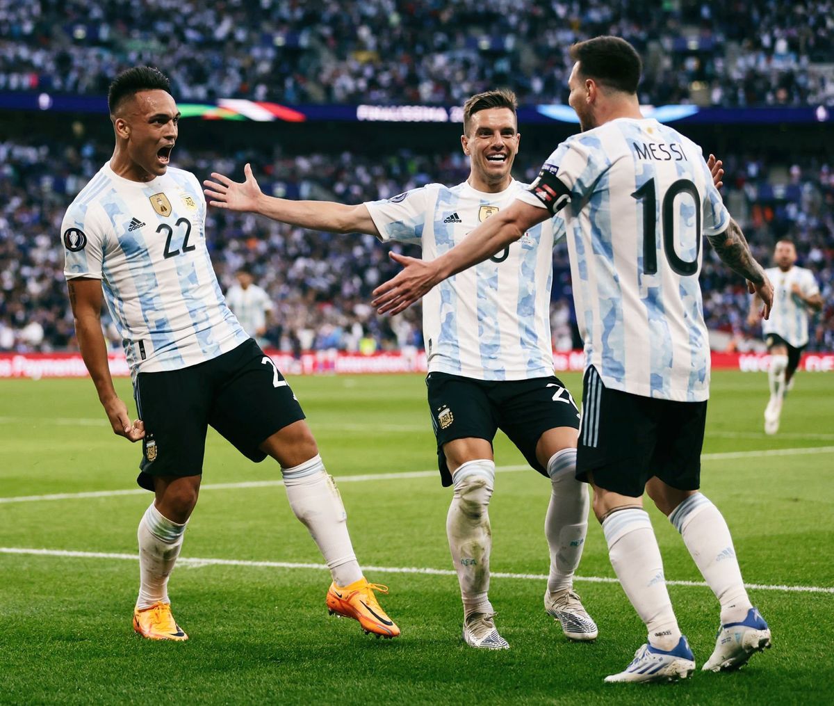 Lautaro Martínez celebra con Lo Celso y Messi