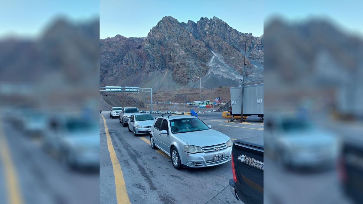 Largas filas de vehículos se registraron desde la mañana de este viernes en el Paso Cristo Redentor. Largas filas de vehículos se registraron desde la mañana de este viernes en el Paso Cristo Redentor.