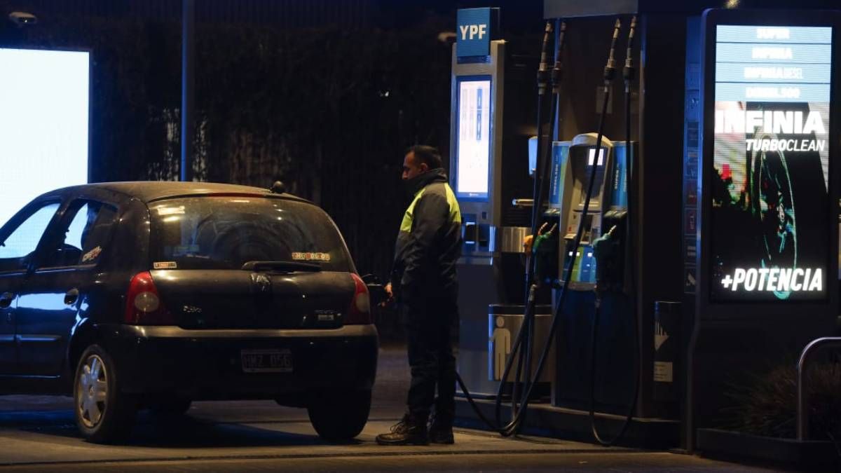 Los primeros clientes que cargaron nafta más barata en la madrugada en la estación de servicio de YPF Los primeros clientes que cargaron nafta más barata en la madrugada en la estación de servicio de YPF