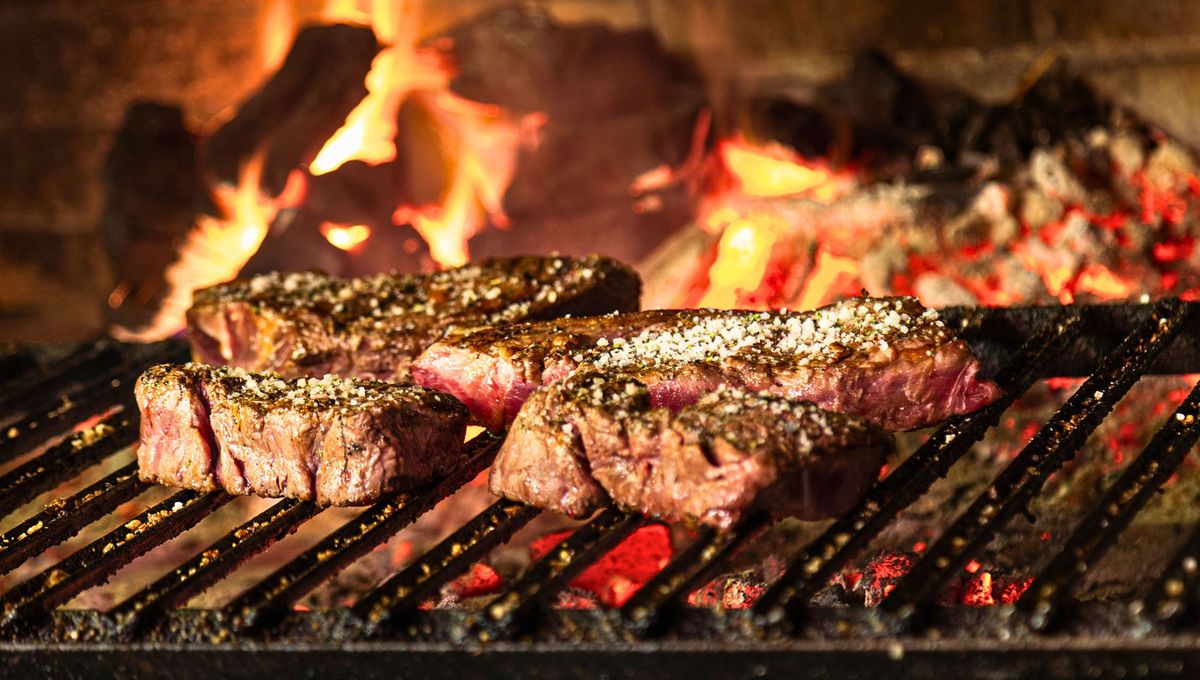 Cada vez que hacemos un asado con amigos o familia, la parrilla queda sucia con grasa y restos de carne. Cuando el encargado de cocinar no la limpia el mismo día, esa suciedad se acumula y se convierte en un problema a la hora de hacer otro asado Cada vez que hacemos un asado con amigos o familia, la parrilla queda sucia con grasa y restos de carne. Cuando el encargado de cocinar no la limpia el mismo día, esa suciedad se acumula y se convierte en un problema a la hora de hacer otro asado